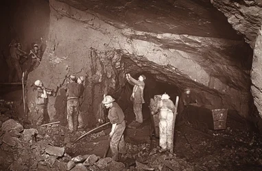 Megállunk a 70-es East Pool bányánál, illusztráció a Bányák és bányászok között, vagy a Flash-Light földalatti jelenetei, J.C. Burrows és William Thomas, pub. 1893 (szépia fotó)