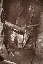 A 180 az East Pool bányában, illusztráció a „Mongst mines and miners, or Underground Scenes by Flash-Light” című művéből, J.C. Burrows és William Thomas, pub. 1893 (szépia fotó)
