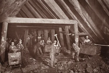 A 412-es, Dolcoath-bánya, illusztráció a „Mongst bányák és bányászok, vagy a Flash-Light földalatti jelenetei” című művéből, J.C. Burrows és William Thomas, pub. 1893 (szépia fotó)