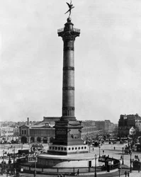 A párizsi Bastille tér az 1834-ben épült július oszloppal (f/w fotó)