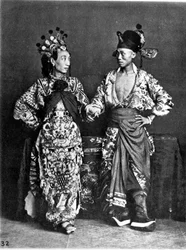 Kína, 2 színész (férfi) táncol, 1870 körül (fotó)