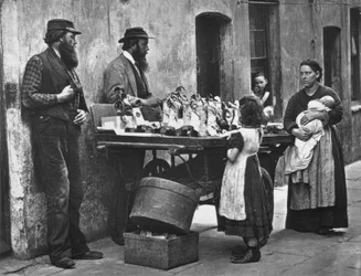 J. Thomson és Adolphe Smith „Street Life in London” című Fancy-Wear-kereskedők