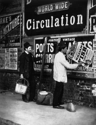 Utcai reklámozás a „Street Life in London” című művéből, J. Thomson és Adolphe Smith