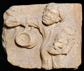 Faragott kő tárgyakat hordozó szerzetest ábrázolva, Muchelney Abbey, Somerset, c2010