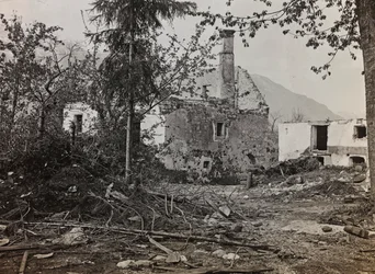Album "Az én világháborúm – emlékek a délnyugati frontról Karintiában, Olaszországban, Trentino-Alto Adige" 1915.03.31.-1918.12.11 - Josef Zohle Bécsje": romok Bovecben (f/w fotó)