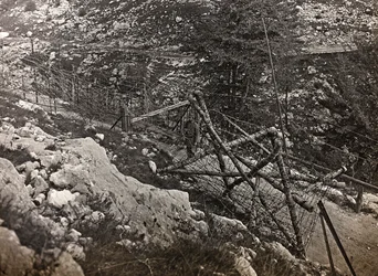 Album "Az én világháborúm – emlékek a délnyugati frontról Karintiában, Olaszországban, Trentino-Alto Adige" 1915.03.31.-1918.12.11 - Josef Zohles Bécs": szögesdrót (f/w fotó)