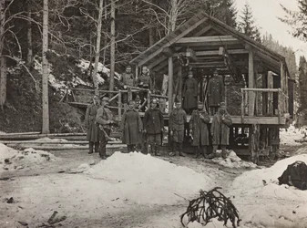Album "Az én világháborúm – emlékek a délnyugati frontról Karintiában, Olaszországban, Trentino-Alto Adige" 1915.03.31-1918.12.11 - Josef Zohles Bécs ": katonák kábel előtt