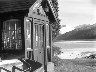 Az "Anglers Hotel" bejárata, a tó és a hegyek a kép jobb oldalán.