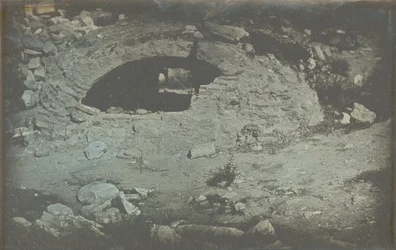 Athénész. T.[emple] de Min.[erve] Poliade (1er tervek) / [Ciszternanyílás az Erektheion lábánál, Akropolisz, Athén.