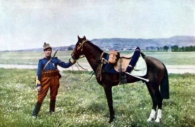 Egy francia dandártábornok és lova a marne-i csata során Párizstól keletre, 1914. szeptember (autokróm)