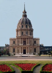 A Hotel des Invalides kupolának déli képe, amelyet Jules Hardouin Mansart (1646-1708) valósított meg a liberális Bruand projektje alapján. 1679-1708 Párizs – A Hotel des Invalides kupolája, amelyet 1679-1708-ban Hardouin Jules Mansart (1646-1708) épített. 