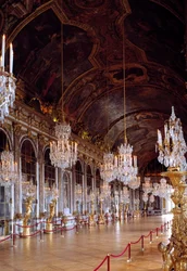 A Versailles-i Galerie des Glaces látványát felújították, 1678-ban építtette Jules-Hardouin Mansart. Versailles-i kastély.