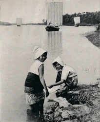 Mosoda a folyók szélén, 1900, 1921