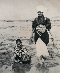 Kagylók ásása apálykor a Tokiói-öbölben, 1900, 1921