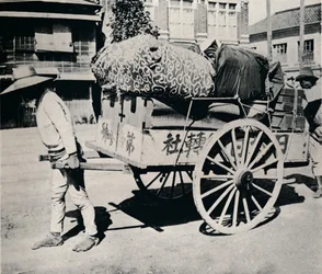 A japánok nem a javak rabszolgái. A legtöbben kézi kocsival is költözhetnek, c1900, 1921.