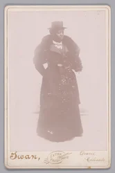 Egy cilindert és prémes lopást viselő, azonosítatlan nő szekrénykártyája, kb. 1895.