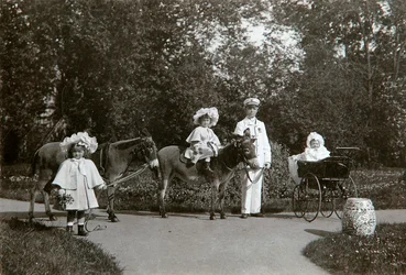 Olga, Tatiana és Mária orosz nagyhercegnők, Carskoje Selo, Oroszország, 1899-c1900