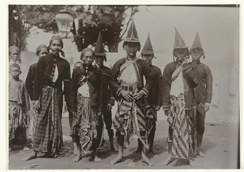 Jávai férfiak egyenruhában