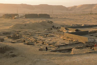 Abydos, Aha fáraó 1. dinasztia korabeli szertartáskertjének áttekintése, Kr. e. 2950 körül,..., 2005 (fotó)