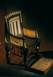 Gyermekszék lábtartóval, KV62, Tutanhamon király sírja. A szék többnyire ébenfából készült..., 2009 (fénykép)