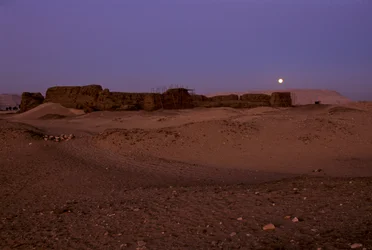 Telihold lenyugvása a khasekhemuji Shunet felett, Abydos, Egyiptom, 2005 (fotó)