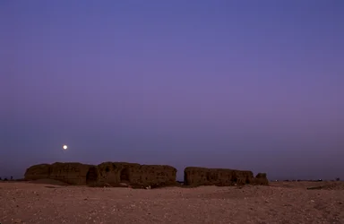 Telihold lenyugvása a khasekhemuji Shunet felett, Abydos, Egyiptom, 2005 (fotó)