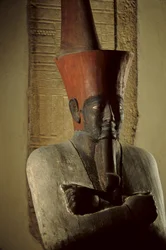 Nebhepetre Mentuhotep II. fáraó festett homokkő szobra, vörös koronát visel..., 2002 (fénykép)