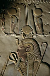 Relief az abüdoszi I. Szeti templomból, Egyiptom, Abüdosz; faragás; alak; Szeti; isten; korona..., 2005 (fénykép)