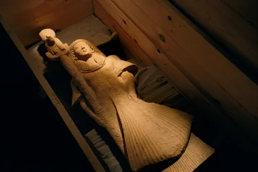 Nebre homokkőszobra, mint a háború oroszlánfejű istennőjének, Szekhme... zászlóvivője, 2002 (fénykép)