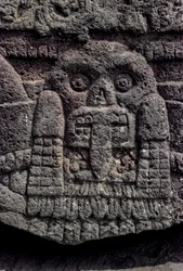 Koponya és kígyó faragvány, Tenochtitlan, Templo Mayor, Azték, Mexikó, Mexikóváros, Gr..., 2010 (fénykép)
