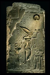 Ehnatont, Nofertitit és lányukat ábrázoló sztélé, amint kezüket Aton isten felé emelik, Amarna, 2009 (fotó)