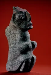ülő faragott kőfigura festéknyomokkal, Tenochtitlan, Templo Mayor, Azték,..., 2010 (fotó)