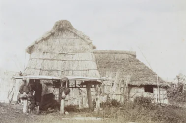 Ainu raktár ainu gyerekekkel, 1890-es évek (zselatin ezüst nyomat)