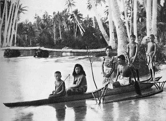 Egy kitámasztós szamoai kenu és utasai, 1902