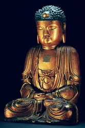 Az ülő Buddha figurája (arany lakk)