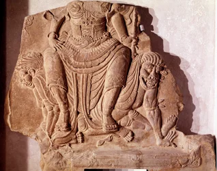 Koreai művészet: gonosz erőket legyőző urat vagy istenséget ábrázoló, nyomott mintás agyagtégla. Silla-kor, 7. század. Koreai Nemzeti Múzeum