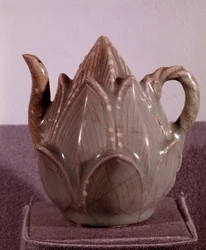 Koreai művészet: lótuszvirág alakú kiöntő. Mérete: 10,2 cm. Korjo-kor, a 12. század vége. Koreai Nemzeti Múzeum