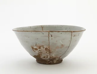 Tál, 16. század vége – 17. század eleje (porcelán áttetsző mázzal, arany és vörös lakk javítással)