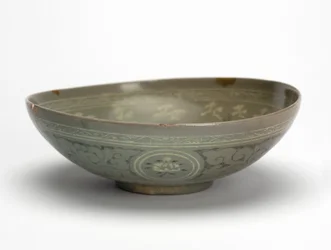 Tál darukkal és felhőkkel, 1150-1200 körül (celadon-mázas kőedény)