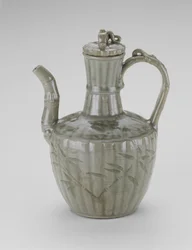 Ewer bambusz alakú kiöntővel, hornyolással és levelekkel (kőedény celadon mázzal és máz alatti bekarcolt és faragott díszítéssel)