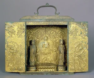 Hordozható buddhista szentély két álló bodhiszattvával, egy buddhista triáddal és védőfigurával, a Koryo-dinasztia (aranyozott bronz bekarcolt és repouse díszítéssel)