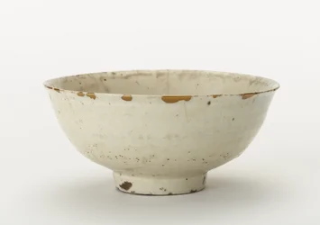 Teástál (koraijawan), 16. század vége-17. század eleje (porcelán átlátszó mázzal, aranylakk javítás)