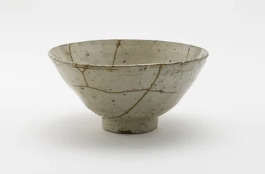Teástál (koraijawan), 16. század második fele (porcelán átlátszó, halványkék mázzal, aranylakk javítással)