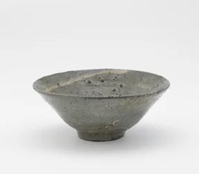 Teástál, Totoya típusú, Kyongsang Namdo tartomány, Korea, Choson-korszak, 16. század vége – 17. század eleje (kőedény szálcsiszolt-csúszott díszítéssel földspatikus máz alatt)