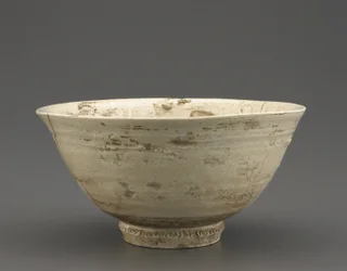 Teástál, valószínűleg Kyongsang Namdo tartomány, Choson-korszak, 16. század második fele (porcelán átlátszó mázzal)