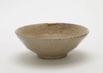 Teástál, 16. század második fele (kőedény, üvegtelen porcelán, átlátszó mázzal, aranylakk javítással)