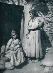Kabil nők a Földközi-tenger partja melletti lakásuk ajtajában, Algéria, 1912.