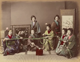 (Konkonchiki) Játszó japán lány, kb. 1880