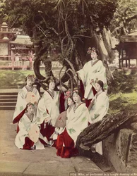 Miko, avagy Performing in A Temple Dancing at Nara, 1890 körül