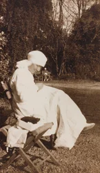 Album az első világháborúról Friuli-Venezia Giuliában: Vöröskeresztes nővér portréja a Villa Brazzà parkjában, ahol a Soleschiano Manzano-i hadikórház 17-e található (f/w fotó)